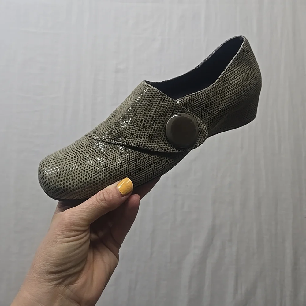 Vaneli Shiny Dot Round Toe Mini Wedge‎ Heel Shoes Women's Olive Green Size 9.5 M